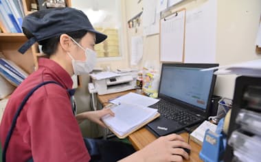 飲食店で働く特定技能のベトナム人女性（東京都千代田区）