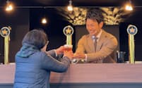 広告塔を務める妻夫木聡さんが自らビールを注ぎ、黒ラベルファンに最初の一杯を提供した（27日、東京都港区）