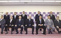 日本相撲協会の理事会を終え、記念写真に納まる八角理事長（27日、大阪市）＝共同
