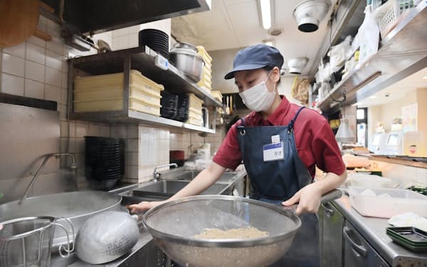 飲食店で働く特定技能のベトナム人女性（東京都千代田区）