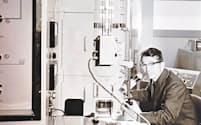 完成した50万ボルト超高圧電子顕微鏡と上田良二氏（1965年）＝名古屋大学提供