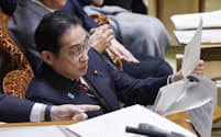 参院予算委で資料を確認する岸田首相（28日）