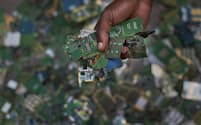 電子ごみが世界で急増し、リサイクルが追いついていない（ケニアのナイロビ郊外にあるリサイクル施設）＝AP