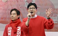 28日、ソウルで街頭演説する「国民の力」トップの韓東勲・非常対策委員長（右）＝共同