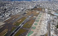 滑走路の増設などが進む福岡空港（2023年11月、福岡市）