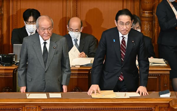 参院本会議で24年度予算が可決、成立し、一礼する岸田首相ら（28日）