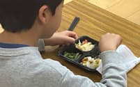 シダックスは受託する学童保育でオイシックス・ラ・大地が開発した昼食を提供するテストを実施した（29日、神奈川県茅ケ崎市）