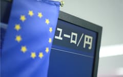 円の対ユーロ相場を示す画面と、EUの旗