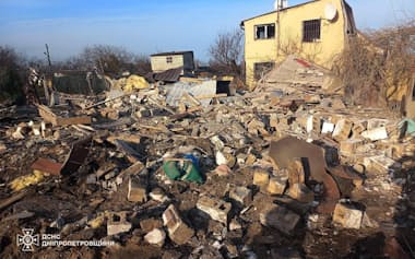 29日、ロシア軍の攻撃を受けたウクライナ東部ドニエプロペトロフスク州の建物=ウクライナ非常事態庁提供・ロイター