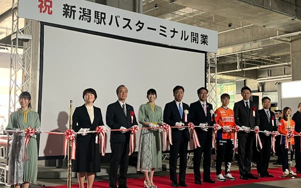 花角英世知事(左から3人目)らも出席し、テープカットをした(30日、新潟市)