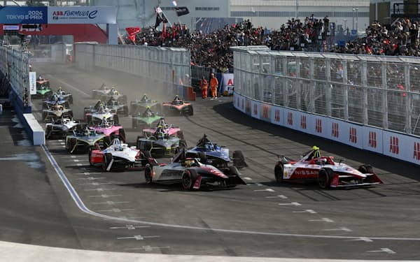 予選でポールポジションを獲得し、日産のローランド(右)が先頭でスタートした決勝