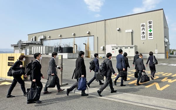 厚生労働省などの担当者が小林製薬の子会社の工場へ立ち入り検査に入った(31日、同県紀の川市)