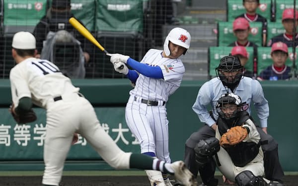 健大高崎―報徳学園 三回裏健大高崎1死三塁、高山が右前に適時打を放つ。投手今朝丸、捕手徳田(甲子園)=共同
