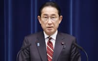 24年度予算成立を受け、記者会見する岸田首相（28日、首相官邸）