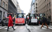 欧州ではEUの環境規制などに抗議する農家のデモが頻発し、当局が経済政策を推進する妨げとなりかねない（2月、ブリュッセル）=ロイター