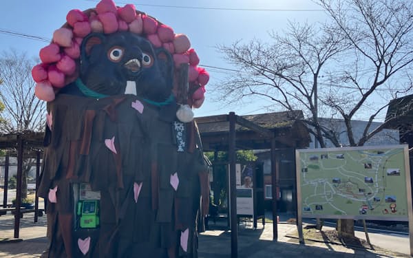 高さ5.3メートルのたぬき像が信楽駅前で観光客を迎える（3月、滋賀県甲賀市）