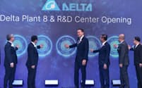 デルタ電子の新工場開設式典に参加したタイのセター首相（写真中央）