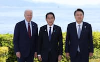 記念写真に納まる岸田首相㊥、バイデン米大統領㊧、韓国の尹錫悦大統領（21日、広島市）