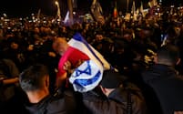 31日、エルサレムでネタニヤフ首相の退陣を求めるデモ参加者ら＝ロイター