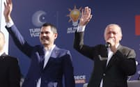 エルドアン大統領㊨は何度も候補者の応援演説に訪れ、イスタンブール奪回をはかった（3月30日）＝アナトリア通信