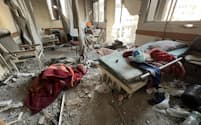 イスラエル軍が撤収したシファ病院の被害状況（1日、ガザ市）＝ゲッティ共同