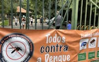 公園ではデング熱への注意を呼びかける横断幕が掲げられている（3月、サンパウロ市内）