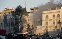 1日、ダマスカスへの攻撃で破壊された建物で作業する救急隊員＝ＡＰ