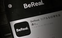 BeRealはInstagramなどの大手SNSに距離をおく若年層の支持を集める