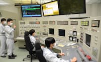 安全性の実証試験が実施された原子力機構の「HTTR」の制御室（3月、茨城県大洗町）＝代表撮影