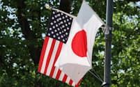 迎賓館前に掲げられた米国と日本の国旗