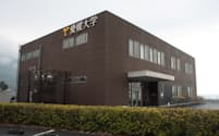 愛媛大学の紙産業イノベーションセンターは愛媛県産業技術研究所の紙産業技術センターの敷地内にある（愛媛県四国中央市）