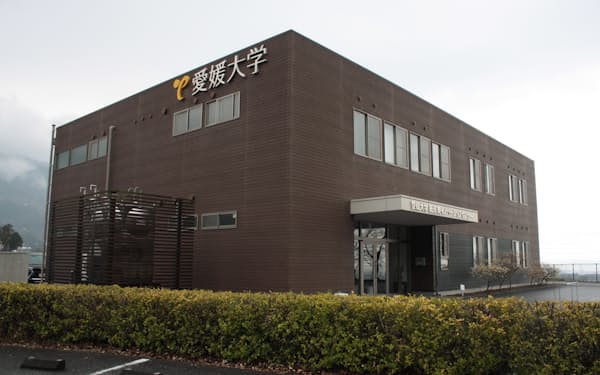愛媛大学の紙産業イノベーションセンターは愛媛県産業技術研究所の紙産業技術センターの敷地内にある（愛媛県四国中央市）