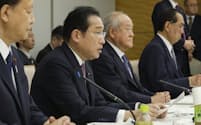 経済財政諮問会議で発言する岸田首相（2日、首相官邸）