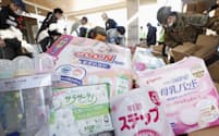 石川県珠洲市に届いた支援物資の仕分け作業。乳幼児のためのおむつやミルクなども配られた（2月4日）＝共同