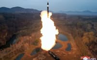 北朝鮮が2日、新型の「中長距離極超音速ミサイル」を試射した＝朝鮮中央通信、ロイター