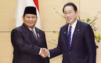 インドネシア次期大統領のプラボウォ国防相と握手する岸田首相（3日午前、首相官邸）