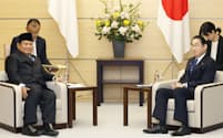 インドネシア次期大統領のプラボウォ国防相と会談する岸田首相（3日午前、首相官邸）