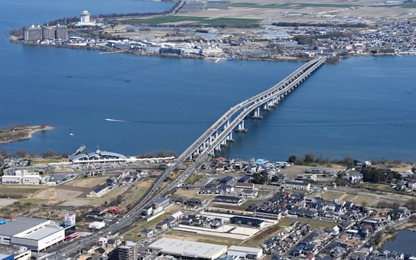 琵琶湖大橋は北湖（左側）と南湖の境目にかかる（2022年）