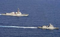 フィリピン・パラワン島西方で共同運航するフィリピン海軍と米海軍の艦船（2023年9月）＝フィリピン海軍提供・共同