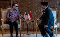 4日、会談するインドネシアのプラボウォ国防相㊨と、マレーシアのアンワル首相＝マレーシア首相府