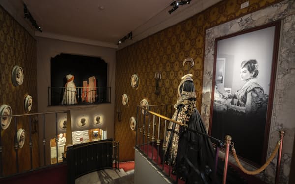 スカラ座博物館内では「ドン・カルロ」の衣装（写真右）、向かい側にもさらに2点の衣装が展示された