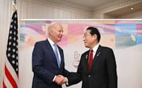 会談前に握手する岸田首相とバイデン米大統領（１８日午後、広島市）