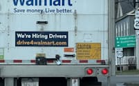 街を行き交うトラックにも「運転手募集中」の求人広告が貼られている（3月、ペンシルベニア州）