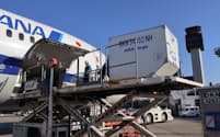 旅客定期便の空き貨物スペースを活用して冷凍食品を空輸する