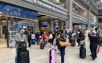 交通機関の遅延で待機する人たち（米ニューヨーク市ペンシルベニア駅、５日）