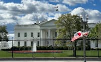 岸田文雄首相の訪米を控え、ホワイトハウス前に掲げられた日米国旗(5日、ワシントン）