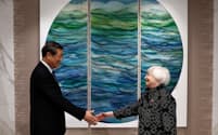 中国の何立峰副首相と握手するイエレン米財務長官（５日、中国広東省広州市）＝ロイター