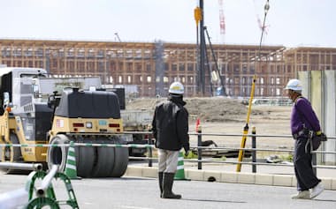 建設現場はどこも繁忙を極めている（3月、大阪市）　=共同