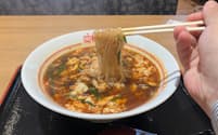 元祖辛麺は、そば粉を使った「こんにゃく麺」が特徴だ（宮崎県延岡市）