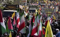 ５日、テヘランで大使館への攻撃で犠牲になった革命防衛隊員のひつぎを運ぶ車列＝ＡＰ